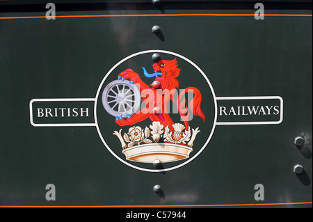 Les trains britanniques signer et logo sur vieille locomotive à vapeur Banque D'Images