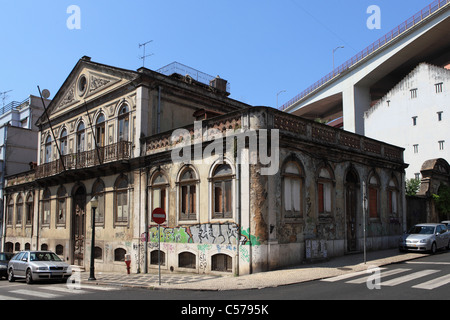 Une fois qu'un grand bâtiment est abandonné et peint avec des graffitis à Lisbonne, Portugal. Banque D'Images