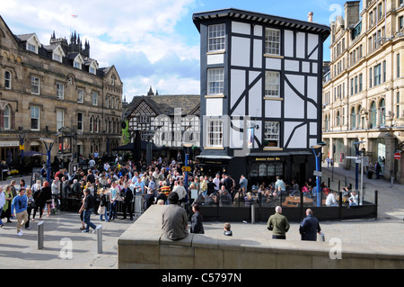 La région de Manchester Shambles Square avec les usagers bénéficiant d''un verre dans les Pubs Banque D'Images