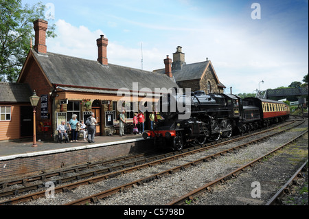 Locomotive à vapeur arrivant à sur Highley Station Severn Valley Railway Uk Banque D'Images