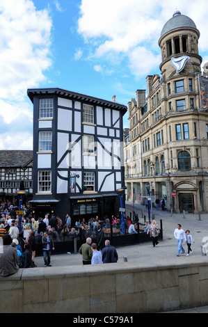 La région de Manchester Shambles Square avec des clients en sirotant un verre au l'ancienne auberge de Wellington Banque D'Images