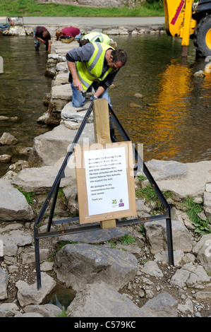 Stepping Stones en réparation dovedale derbyshire england uk Banque D'Images