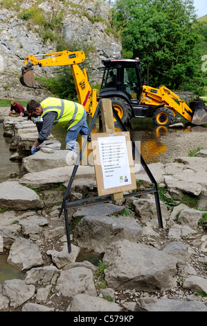 Stepping Stones en réparation dovedale derbyshire england uk Banque D'Images