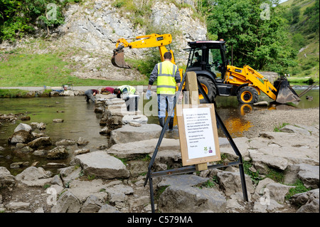 Stepping Stones en réparation dovedale derbyshire england uk Banque D'Images