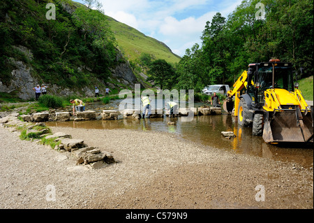 Stepping Stones en réparation dovedale derbyshire england uk Banque D'Images