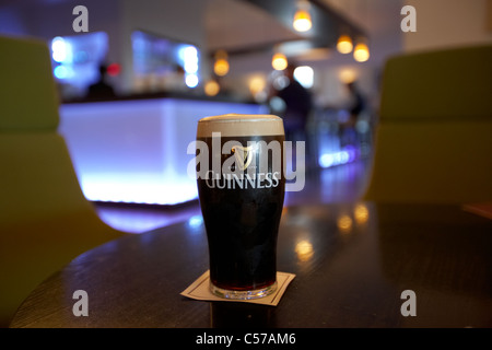 Pinte de Guinness versé dans un restaurant bistro pub Dublin République d'Irlande Banque D'Images