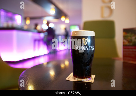 Pinte de Guinness versé dans un restaurant bistro pub Dublin République d'Irlande Banque D'Images