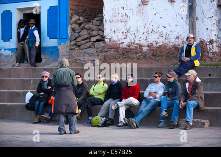 Un groupe de randonneurs touristiques un exposé sur la place principale avant de la randonnée, de l'haut de la Pachamama sur l'île d'Amantani Banque D'Images