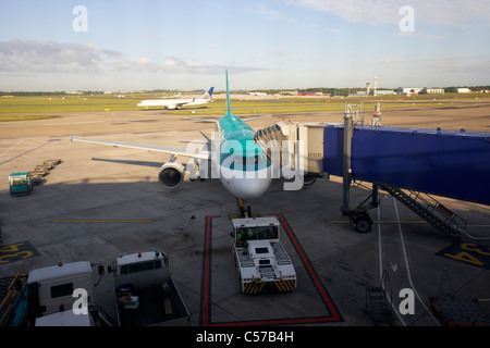 Aer lingus jet passagers de l'aéronef et pushback tug de l''aéroport de Dublin, République d'irlande europe Banque D'Images