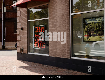 Ouvert 24 heures rouge neon sign in window Banque D'Images