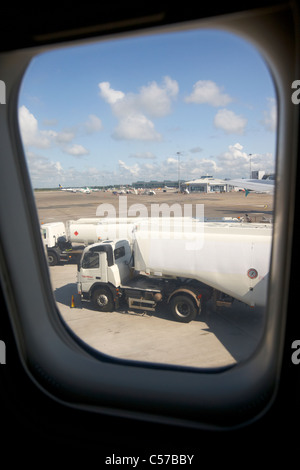 En voyant Exxon Mobil jet avions ravitailleurs de carburant faites le plein d'un avion de passagers 737 d'Air Canada à l'aéroport de Dublin Banque D'Images