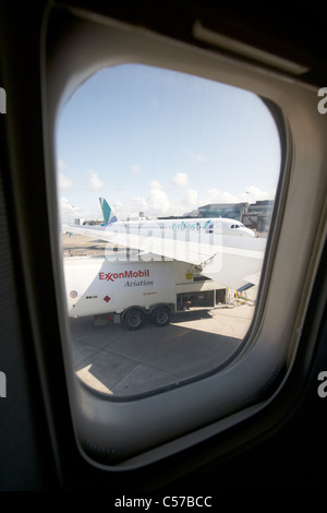 Bien qu'à la fenêtre à Exxon Mobil jet avions ravitailleurs de carburant faites le plein d'un avion de passagers 737 d'Air Canada à l'aéroport de Dublin Banque D'Images