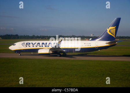 Ryanair boeing 737 EI-DPV Aéroport de Dublin, République d'irlande europe tourné à travers la fenêtre de l'avion Banque D'Images