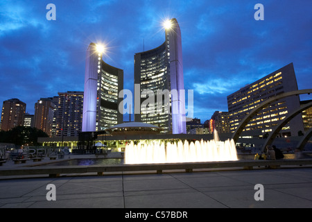 La construction de l'Hôtel de Ville de Toronto et Nathan Phillips Square at night Banque D'Images