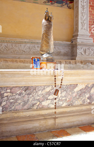 Statue de Maria et l'enfant Jésus avec collier et prier Banque D'Images