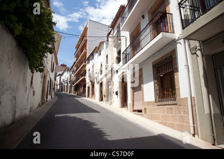 Une ruelle de la vieille ville de Javea sur la costa del sol. Banque D'Images