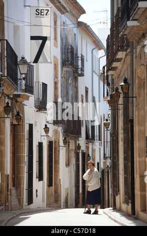 Une ruelle de la vieille ville de Javea sur la costa del sol. Banque D'Images