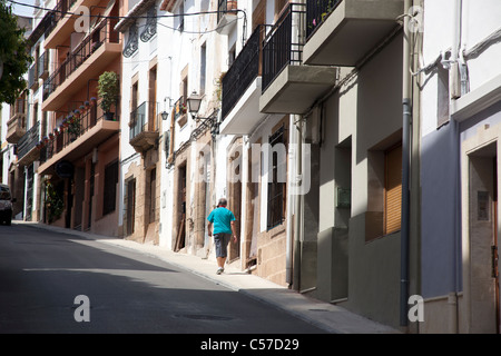 Une ruelle de la vieille ville de Javea sur la costa del sol. Banque D'Images