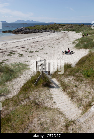 Une petite plage de sable blanc dans la zone de l'Ouest Church Farm des côtes écossaises. Banque D'Images