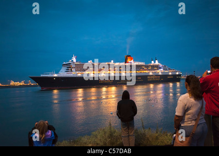 Les Pays-Bas, Rotterdam, bateau de croisière Queen Mary 2 arrivant à l'aube dans le port ou port. Banque D'Images