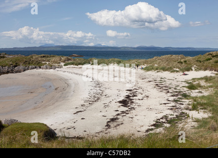 Une petite plage de sable blanc dans la zone de l'Ouest Church Farm des côtes écossaises. Banque D'Images