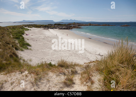 Une petite plage de sable blanc dans la zone de l'Ouest Church Farm des côtes écossaises. Banque D'Images