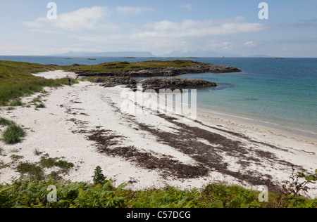 Une petite plage de sable blanc dans la zone de l'Ouest Church Farm des côtes écossaises. Banque D'Images