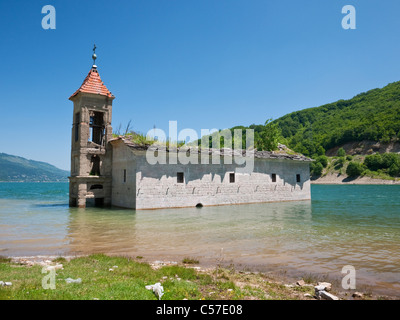 En contrebas de l'église de Saint-Nicolas à Mavrovo, Macédoine - une victime de l'hydroélectrique réservoir de Mavrovo. Banque D'Images