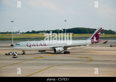 Airbus A330-302, reg A7-AEG, appartenant à Qatar Airways, à l'Aéroport International de Bruxelles Banque D'Images