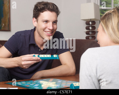 Couple jouant au Scrabble ensemble Banque D'Images