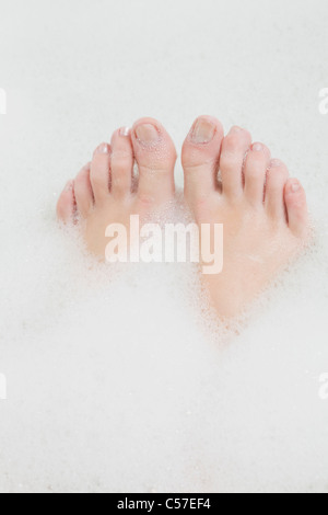 Woman's feet in bubble bath Banque D'Images