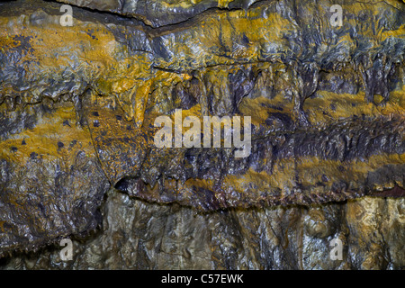 Cloison vitrée à l'intérieur d'un tube de lave appelé Gruta do Carvão (MPCP), Ponta Delgada, île de São Miguel, aux Açores. Maintenant une attraction touristique Banque D'Images