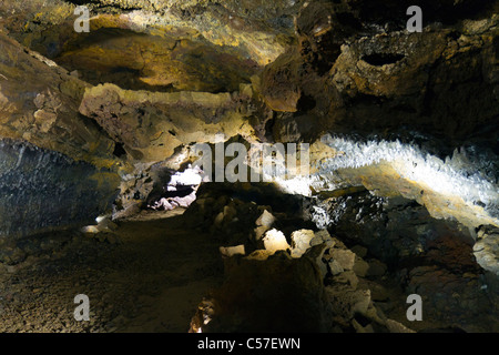 À l'intérieur d'un tube de lave appelé Gruta do Carvão (MPCP), Ponta Delgada, île de São Miguel, aux Açores. Aujourd'hui une attraction touristique. Banque D'Images