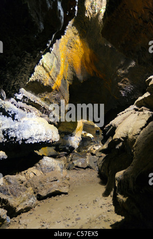 À l'intérieur d'un tube de lave appelé Gruta do Carvão (MPCP), Ponta Delgada, île de São Miguel, aux Açores. Aujourd'hui une attraction touristique. Banque D'Images