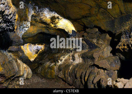 À l'intérieur d'un tube de lave appelé Gruta do Carvão (MPCP), Ponta Delgada, île de São Miguel, aux Açores. Aujourd'hui une attraction touristique. Banque D'Images