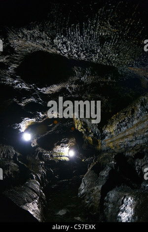 À l'intérieur d'un tube de lave appelé Gruta do Carvão (MPCP), Ponta Delgada, île de São Miguel, aux Açores. Aujourd'hui une attraction touristique. Banque D'Images