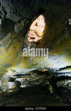 À l'intérieur d'un tube de lave appelé Gruta do Carvão (MPCP), Ponta Delgada, île de São Miguel, aux Açores. Aujourd'hui une attraction touristique. Banque D'Images