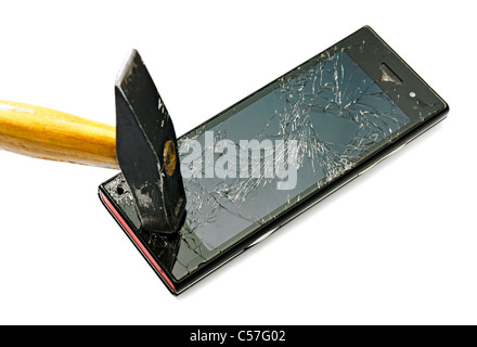 Nouveau smart phone écrasé par un bon marteau. Studio photo, isolé sur blanc. Banque D'Images