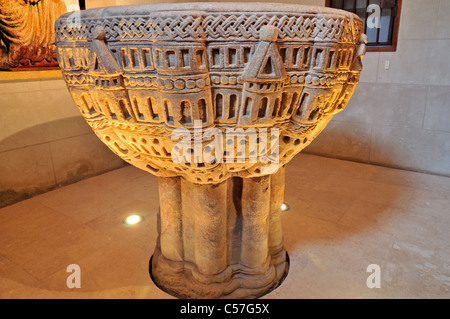 L'Espagne, Saint James Way : fonts baptismaux mozarabe dans l'église de Nuestra Señora de la Calle à Redecilla del Camino Banque D'Images