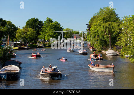Les Pays-Bas, Vreeland, personnes dans les bateaux de plaisance et yachts. Pont-levis de fond sur la rivière Vecht appelé Banque D'Images