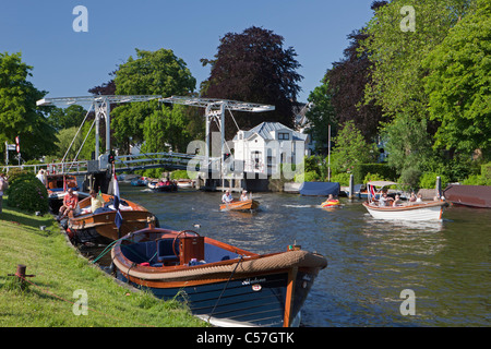 Les Pays-Bas, Vreeland, personnes dans les bateaux de plaisance et yachts. Pont-levis de fond sur la rivière Vecht appelé Banque D'Images