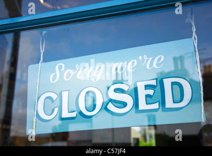 Close up of 'fermé' sign in shop window Banque D'Images