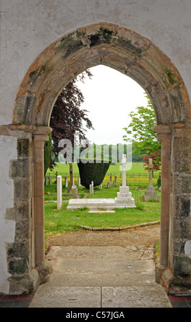 Vue par la porte sud (13e siècle) de l'église St. Andrew West Stoke. Banque D'Images