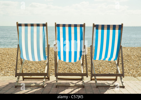 Chaises de bar rayé on beach Banque D'Images