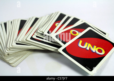 Cartes UNO sur fond isolé Banque D'Images