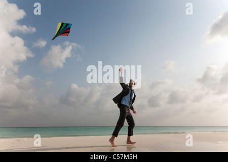 Businessman sitting on beach Banque D'Images