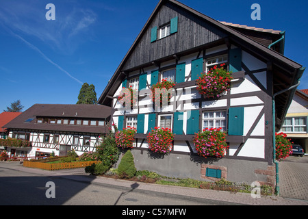 Von Einem Bauernhaus la façade, Facherkhaus mit Blumen à Sasbachwalden, façade d'une maison à colombages avec une décoration florale Banque D'Images