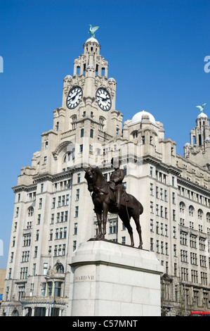 Une statue en bronze d'Édouard VII en de du foie les bâtiments, Pier Head Liverpool Banque D'Images