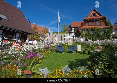 Bauernhaus und Bauerngarten à Sasbachwalden, agriculteur Maison et jardin fleuri Banque D'Images