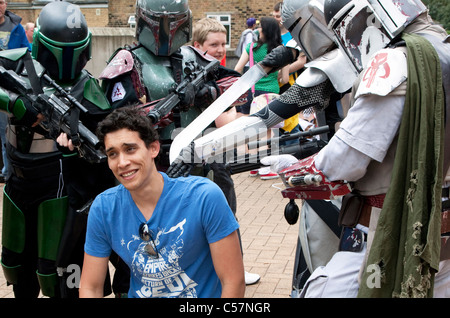 London Film & Comic Con 2011 : Stormtroopers avec le visiteur Banque D'Images